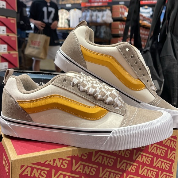 Vans Men’s Knu Skool
Mega Check Gray/Marshmall
VN0009QC0BP
Sneakers - Picture 5 of 16